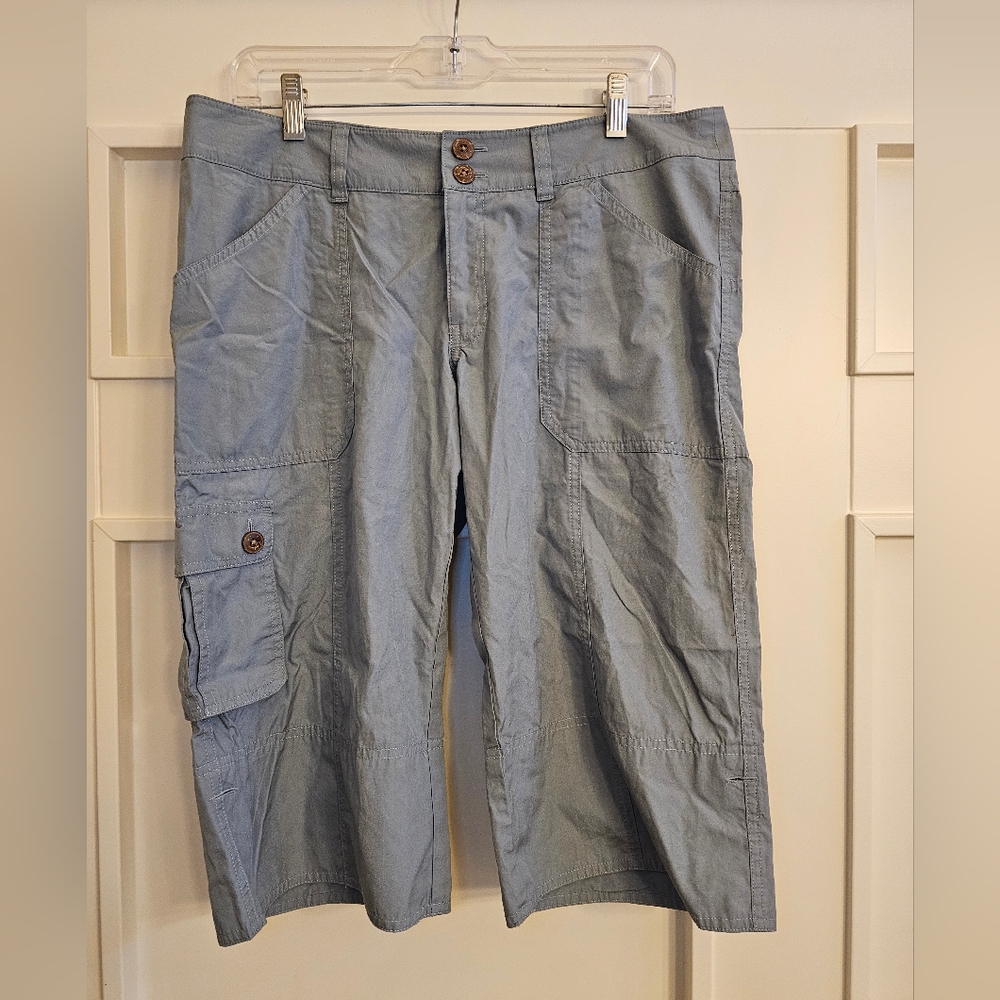 Patagonia size 10/ medium women's slim cut Bermuda shorts, grey, coconut buttons